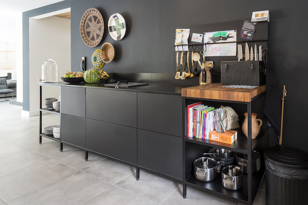 leraar kleur Slager A metal kitchen by KeukenMeyt & 10 reasons why to work with them -  vosgesparis