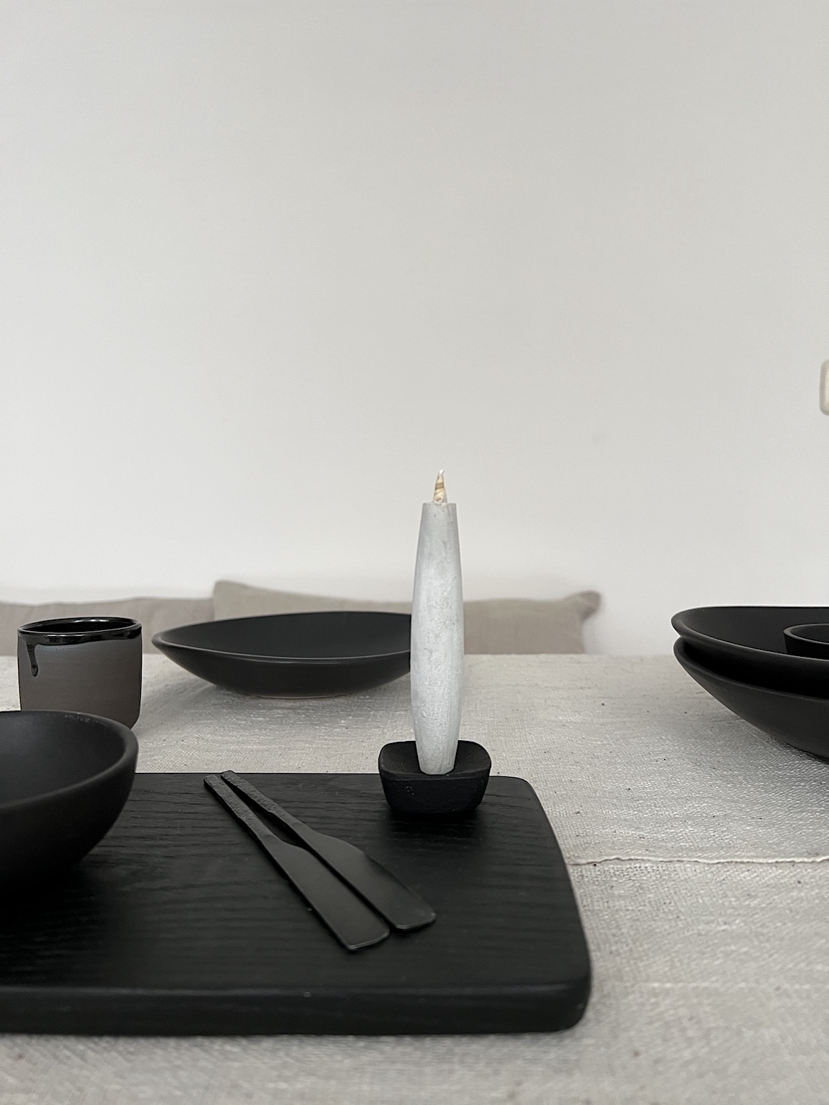 Table setting with black Stoneware | shop update - vosgesparis