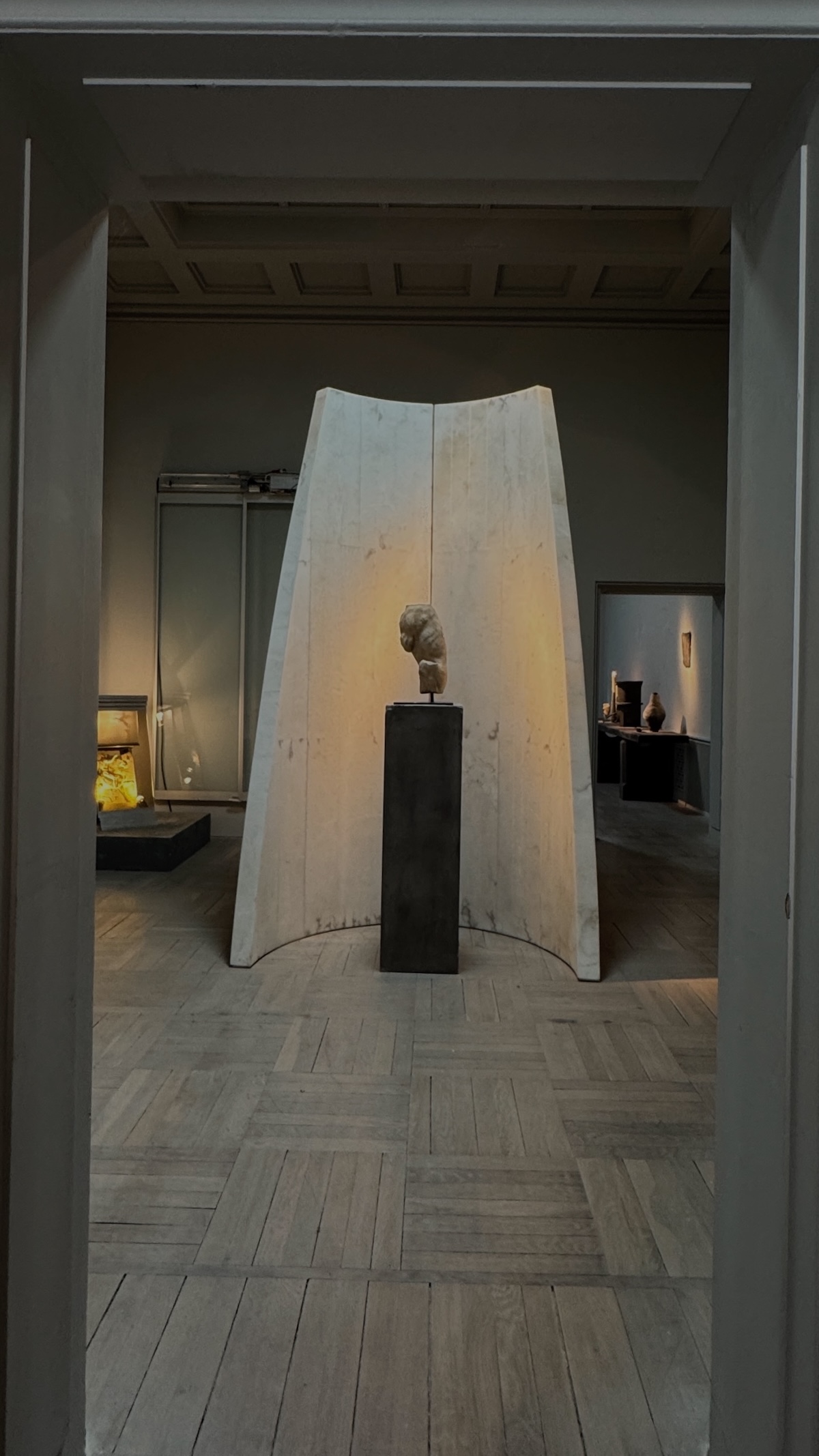 The exhibition at Studio Oliver Gustav’s neoclassical museum building from 1920 offers a striking backdrop for this immersive and atmospheric presentation bringing together the visionary artistry of Michèle Lamy and Oliver Gustav, framing the sculptural works of Rick Owens furniture