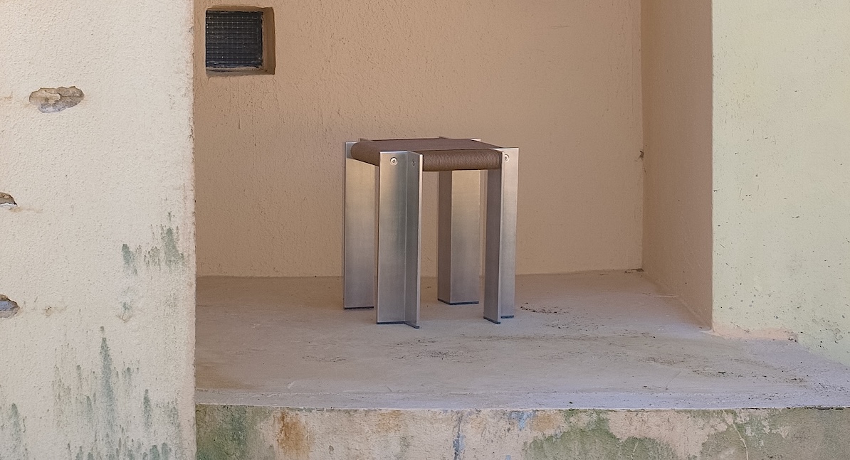 L4 stool
